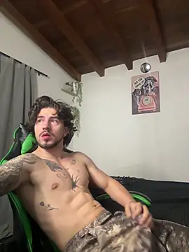 Snapshot of Valentino_Xander chatting on October 29, 2025, 1:19 am Valentino Xander online show from October 29, 2025, 1:19 am