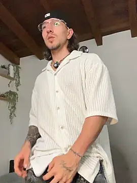 Valentino Xander online show from March 12, 2026, 4:51 am