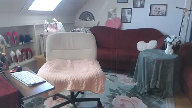 Snapshot of GinaBlonde chatting on June 25, 2026, 8:30 am GinaBlonde online show from June 25, 2026, 8:30 am