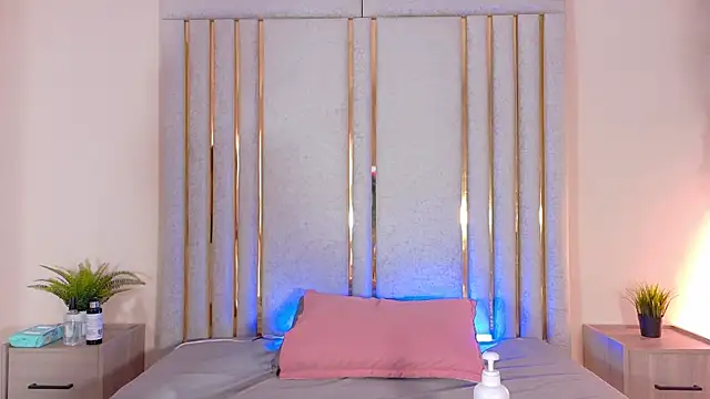 Isabellsmmith online show from January 19, 2025, 6:43 pm