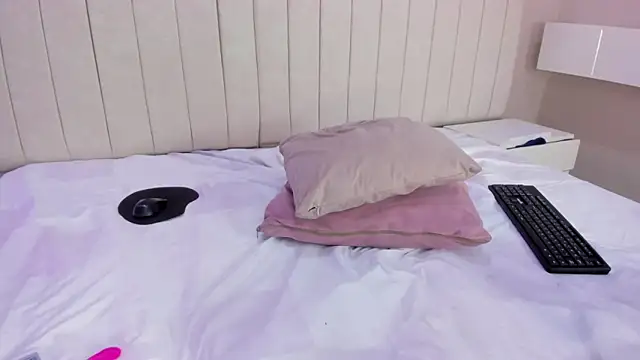 Littleolivia  online show from January 20, 2025, 7:25 pm