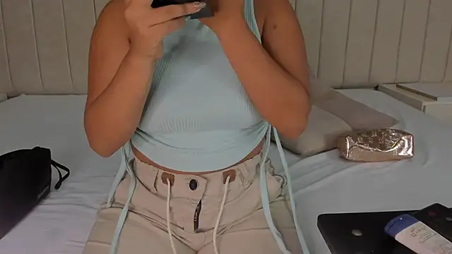 Littleolivia  online show from February 25, 2025, 1:17 pm