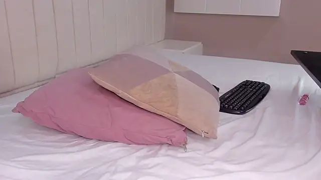 Littleolivia  online show from March 15, 2025, 7:48 pm