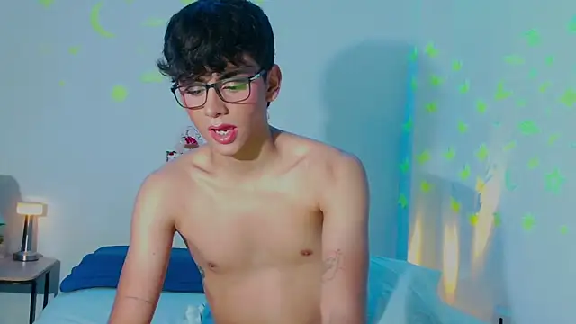 Snapshot of arnold_laurent_ chatting on December 17, 2024, 4:12 am arnold laurent online show from December 17, 2024, 4:12 am