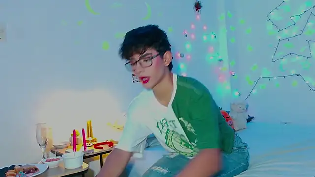 Snapshot of arnold_laurent_ chatting on December 24, 2024, 6:50 pm arnold laurent online show from December 24, 2024, 6:50 pm