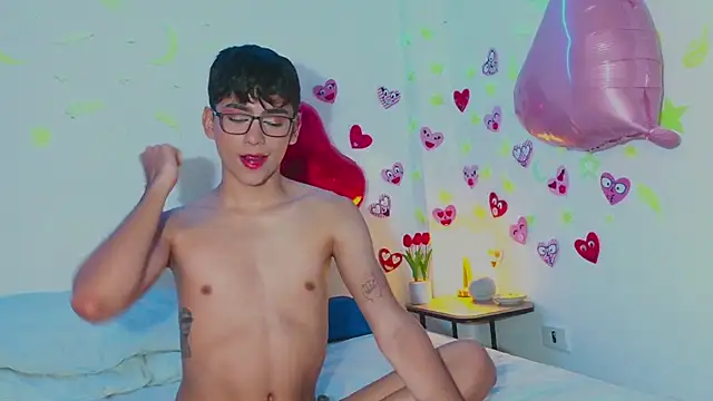 Snapshot of arnold_laurent_ chatting on February 14, 2025, 1:13 am arnold laurent online show from February 14, 2025, 1:13 am