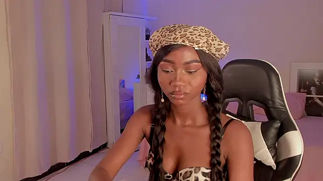 SavannahWildee online show from December 5, 2024, 8:55 pm