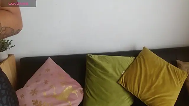 helenacyruss online show from March 21, 2025, 6:29 pm