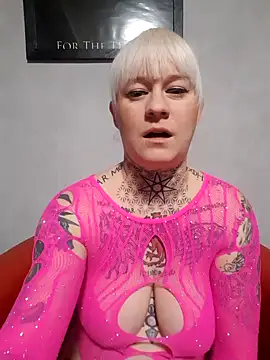 poussichienne online show from November 7, 2025, 4:51 pm