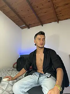 Snapshot of Kevin_Torres chatting on February 19, 2026, 11:45 pm Kevin Torres online show from February 19, 2026, 11:45 pm