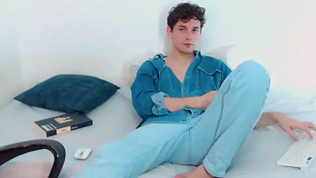 Elio555 online show from December 1, 2024, 9:37 pm