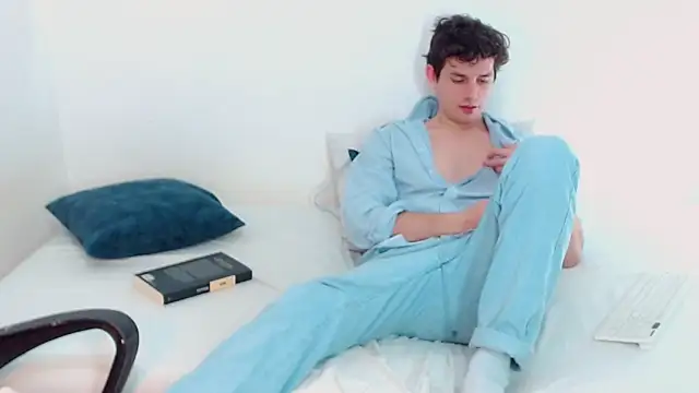 Elio555 online show from December 15, 2024, 8:04 pm