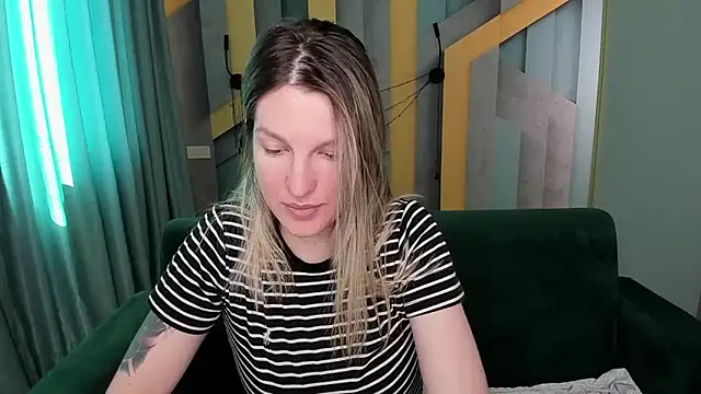 EmilyWalkeri online show from April 10, 2026, 7:02 am