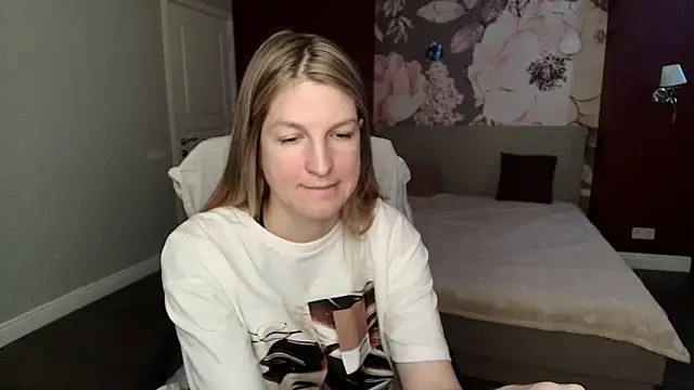 EmilyWalkeri online show from May 6, 2026, 7:02 am