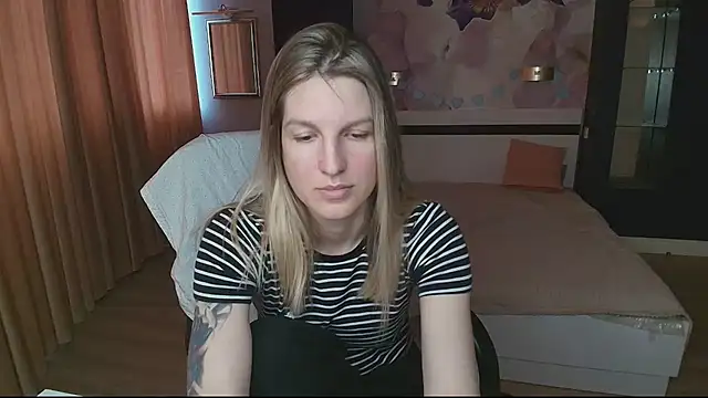 EmilyWalkeri online show from May 10, 2026, 7:13 am