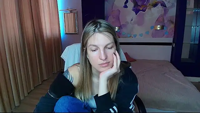 EmilyWalkeri online show from May 11, 2026, 6:19 am