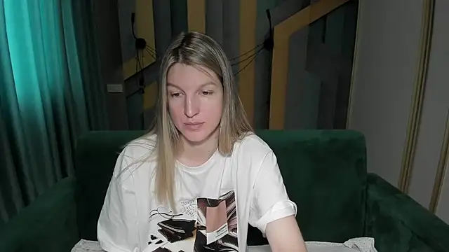 EmilyWalkeri online show from May 13, 2026, 6:44 am