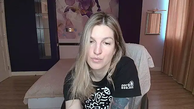 EmilyWalkeri online show from May 14, 2026, 6:31 am