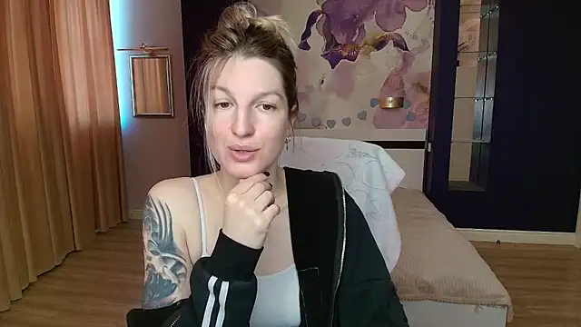 EmilyWalkeri online show from May 17, 2026, 7:17 am