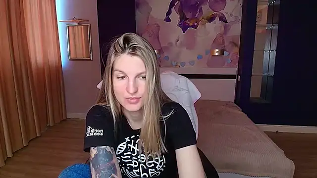 EmilyWalkeri online show from May 25, 2026, 7:03 am