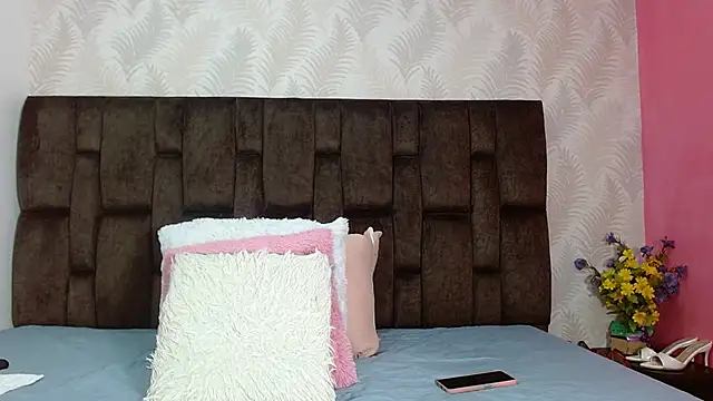 Snapshot of JuanitaDelMar chatting on October 19, 2025, 8:09 pm JuanitaDelMar online show from October 19, 2025, 8:09 pm