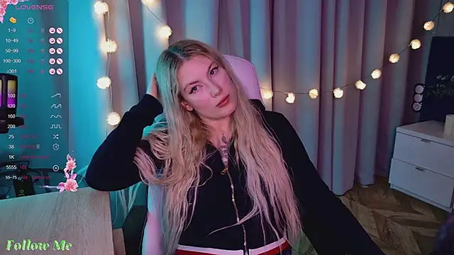 Snapshot of Liv_Fay chatting on February 27, 2025, 5:58 pm Liv Fay online show from February 27, 2025, 5:58 pm