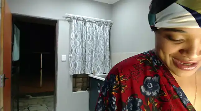 Snapshot of CREAMYCUPCAKExxx chatting on December 16, 2024, 12:15 am CREAMYCUPCAKExxx online show from December 16, 2024, 12:15 am