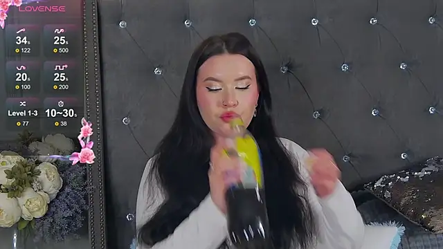 TrishaWinslet online show from January 11, 2025, 8:43 pm