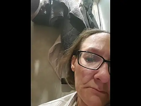 ILUV2TUCHMYKITTY online show from March 15, 2026, 9:59 am