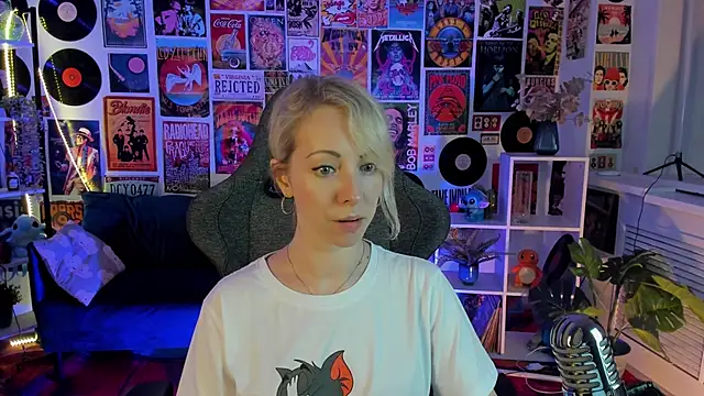 LylithSkye online show from January 16, 2025, 10:32 am