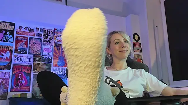 LylithSkye online show from January 16, 2025, 4:39 pm