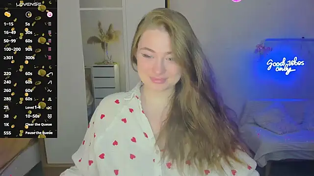 Snapshot of Demure_Smile chatting on January 25, 2025, 4:13 am Demure Smile online show from January 25, 2025, 4:13 am