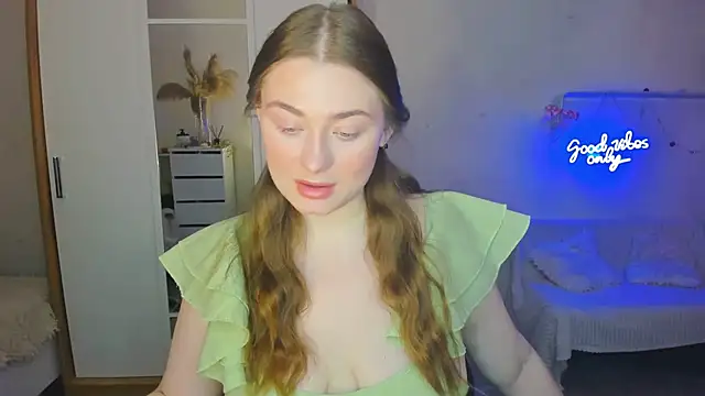 Snapshot of Demure_Smile chatting on February 8, 2025, 7:04 am Demure Smile online show from February 8, 2025, 7:04 am