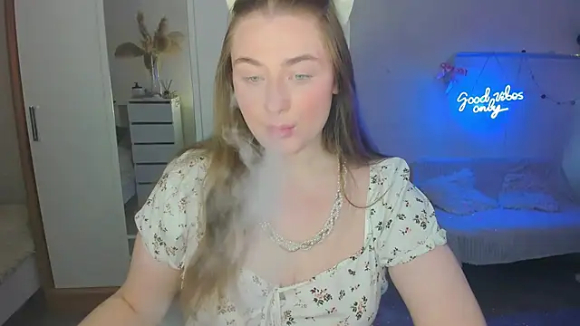 Snapshot of Demure_Smile chatting on February 9, 2025, 7:16 am Demure Smile online show from February 9, 2025, 7:16 am