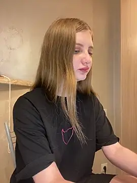 Snapshot of MollyDolle chatting on May 9, 2026, 4:23 pm MollyDolle online show from May 9, 2026, 4:23 pm