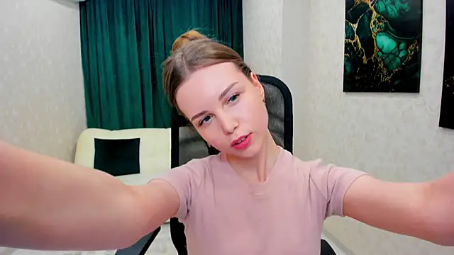 Snapshot of MileyWings chatting on March 3, 2025, 12:27 pm MileyWings online show from March 3, 2025, 12:27 pm