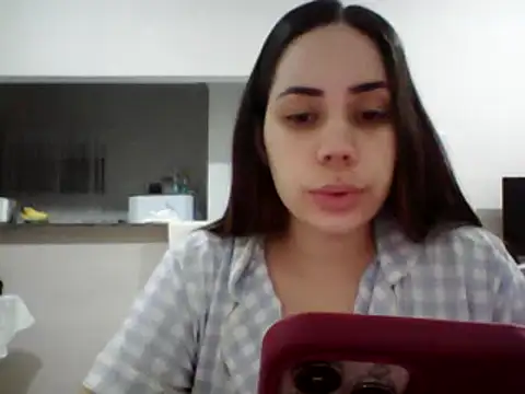 Snapshot of Julinha18 chatting on December 17, 2024, 2:01 am Julinha18 online show from December 17, 2024, 2:01 am