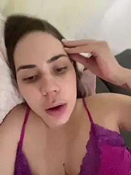 Snapshot of Julinha18 chatting on January 27, 2025, 5:25 am Julinha18 online show from January 27, 2025, 5:25 am