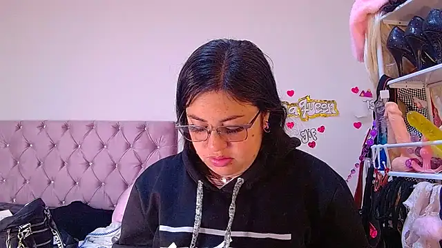 lanaqueen699 online show from May 27, 2026, 12:35 pm