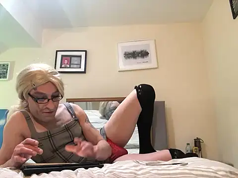 Snapshot of lolaisagoodtime chatting on February 23, 2025, 1:24 am lolaisagoodtime online show from February 23, 2025, 1:24 am