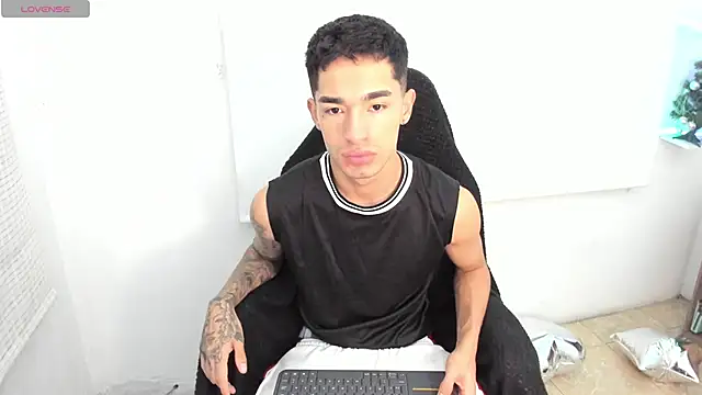 Snapshot of Damon__333 chatting on January 8, 2025, 12:17 am Damon 333 online show from January 8, 2025, 12:17 am