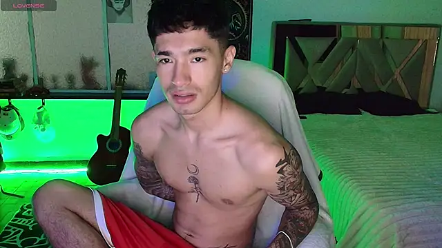 Snapshot of Damon__333 chatting on November 10, 2025, 11:37 pm Damon 333 online show from November 10, 2025, 11:37 pm