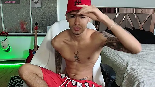 Snapshot of Damon__333 chatting on November 15, 2025, 5:20 pm Damon 333 online show from November 15, 2025, 5:20 pm