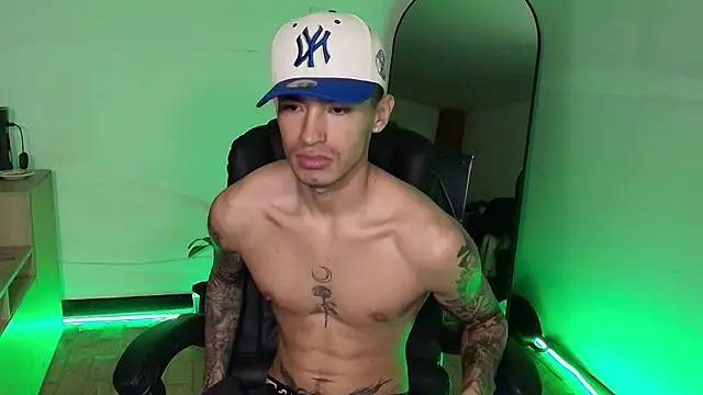 Snapshot of Damon__333 chatting on December 3, 2025, 1:57 am Damon 333 online show from December 3, 2025, 1:57 am