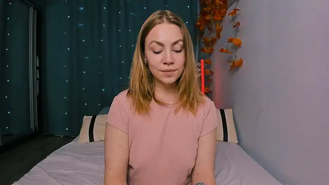 InsatiableFoxX online show from October 23, 2025, 7:01 pm