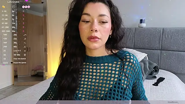 Soffimoon  online show from March 31, 2026, 8:42 pm