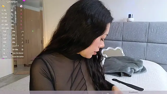 Soffimoon  online show from April 2, 2026, 8:28 pm