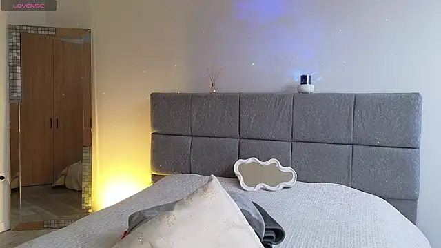 Soffimoon  online show from April 13, 2026, 8:58 pm