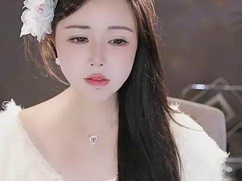 Qiaoqiao  online show from December 3, 2025, 5:11 pm