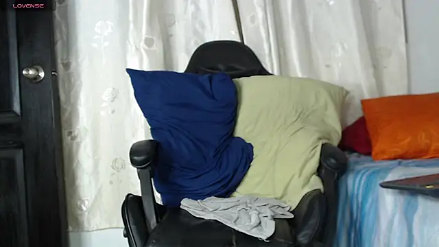 Snapshot of tizziano_castillo_ chatting on December 19, 2024, 12:45 am tizziano castillo online show from December 19, 2024, 12:45 am